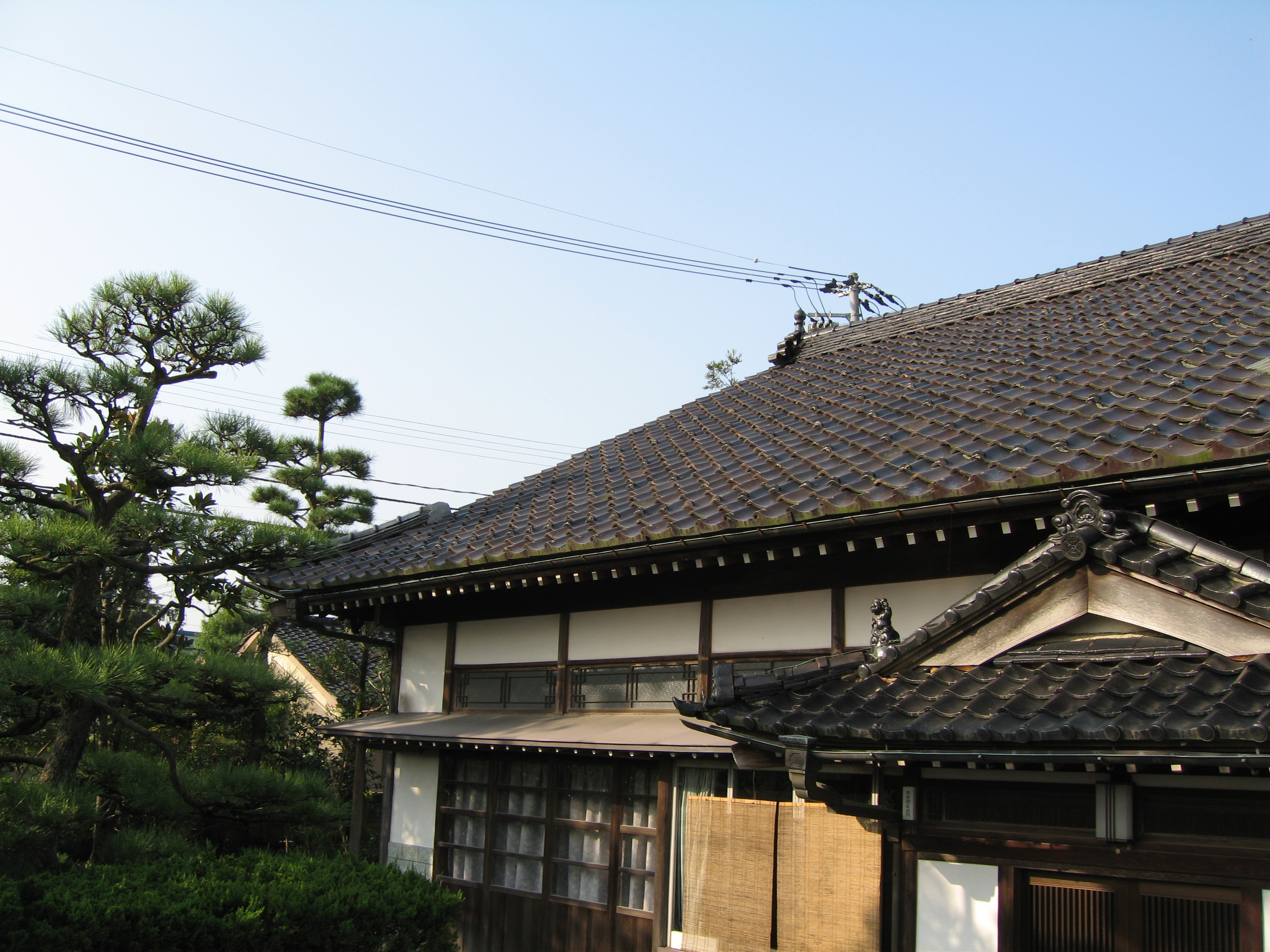 奈良市の築50年木造建築屋根を無料点検 セメント瓦からガルバリウム鋼板の波板にリフォーム雨漏り修理のアメピタ