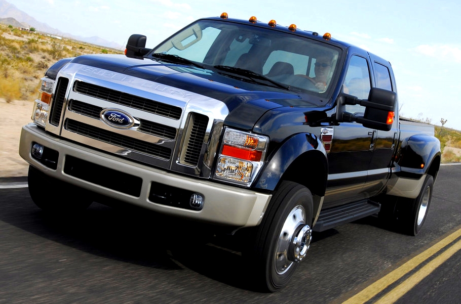 新型フォード・スーパーデューティが発表されました。,スーパーデューティは、フォードのピックアップトラックである「Ｆシリーズ」のＦ－２５０以上の積載量を持つモデルをまとめた呼び名です。今回、具体的に発表されたのはＦ-２５０、Ｆ-３５０、Ｆ-４５０の２０２０年モデルです。,すでに発表されていたＦ-１５０とはフロントマスクのデザインも異なり、スーパーデューティであることを明確に主張しています。Ｆ-１