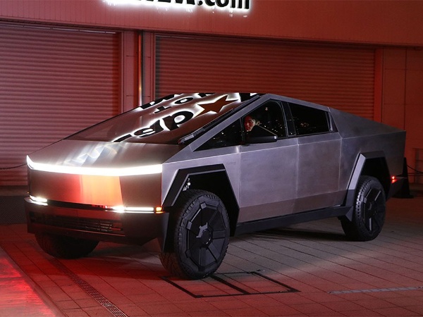 価格は1400万円オーバー、テスラの新型「サイバートラック」がいよいよ納車開始！ 軍や警察用途の可能性もあり？KURU KURA くるくら