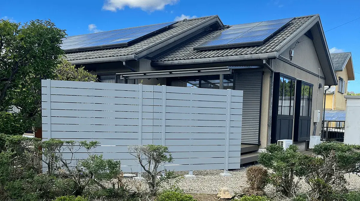 庭の目隠しにおすすめ！前面パネル付のテラス屋根の特徴 - エクステリア工事キロ