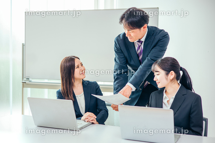 会議をするスーツと作業着姿の男女 • wall stickers people, japanese, teammyloview.com