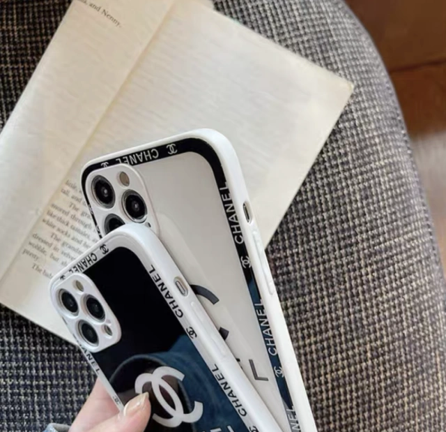 ロゴ作成デザインです。BRAND WORKS白い鳥と黒い鳥カラスをイメージしたロゴマークです