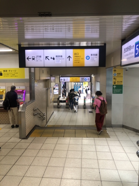 階段 戸山口改札へ1分で行くには 高田馬場駅：山手線内回り山手線パタパタ乗り換え案内