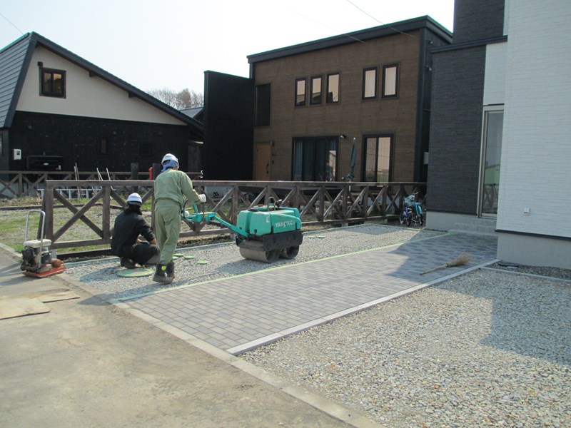 基礎砂、裏込め砕石投入にも使える高規格な生コンバケット 生コンホッパー 建設機械用アタッチメント開発 設計 製造 販売アースマシン 株 do-blog ドゥブログ