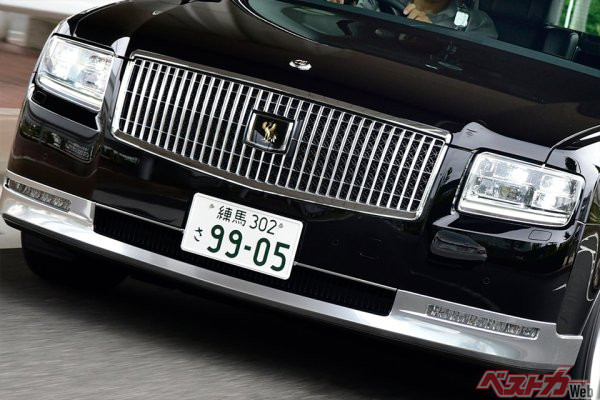 不幸にも黒塗りの霊柩車に追突してしまう