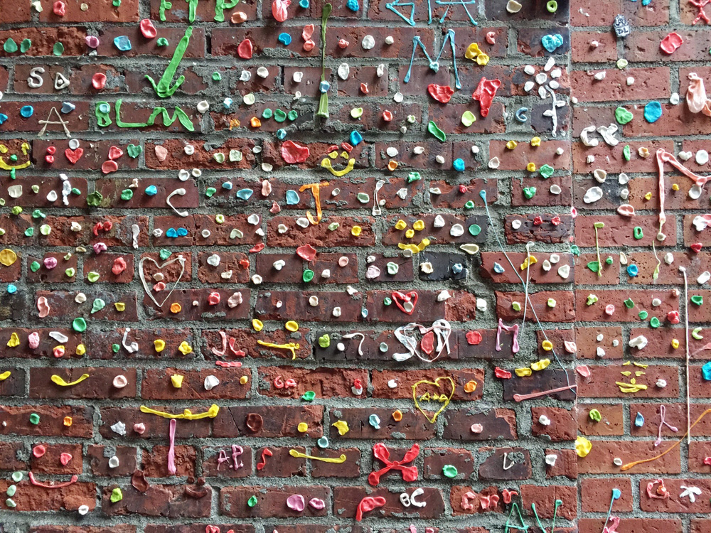 ガムウォール世界一汚い壁TikTok