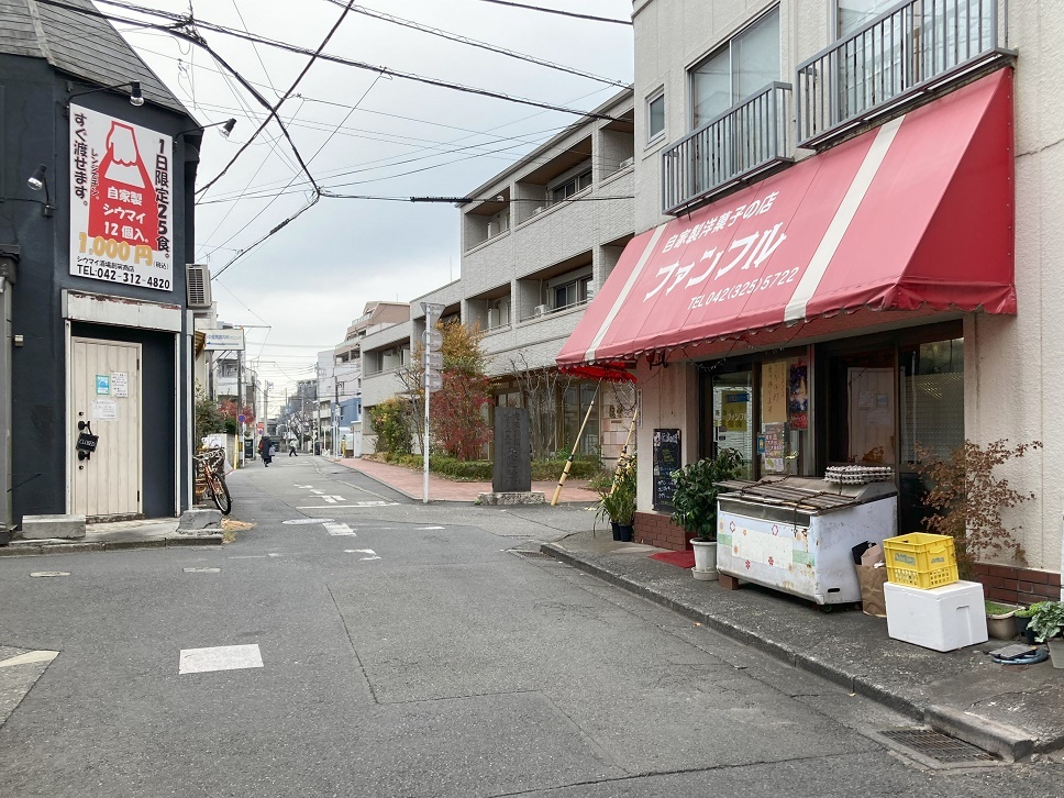 信濃国分寺八日堂で1月7日8日の小正月の縁日に蘇民将来が売られて老若男女大勢の人でにぎわいます。の写真素材 [73488172] - PIXTA