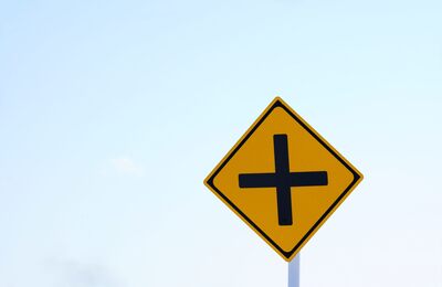 十字路交差点の優先車線は？ 幹線道路と並走する狭い道路は一方通行？ 意外と知らない交通ルールkhb東日本放送