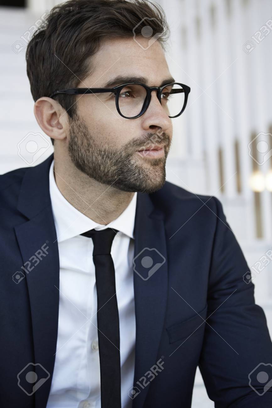 指し棒を使う、メガネのビジネスマンの無料イラストイラストセンタ