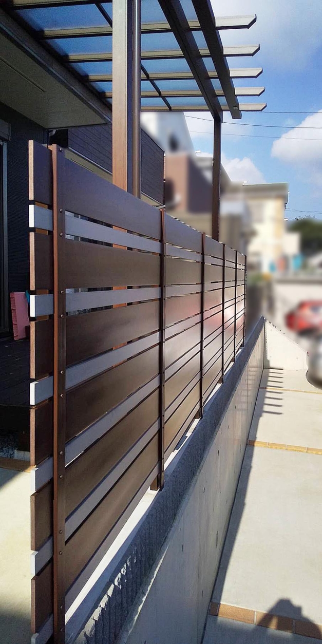 目隠しフェンスで通りの視線を和らげ、勝手口は屋根付パーゴラで雨の不便さも解消！ 横須賀市 一戸建て庭 ウッドデッキ-ガーデンハーツ株式会社横浜のウッドデッキ専門施工会社