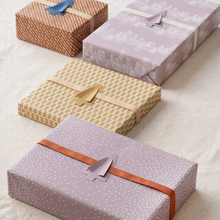 深夜にやることと言ったらこれ！ ラッピング包装 バズ・ライトイヤーのおもちゃの箱が大きすぎて１００円ショップの包装紙じゃ対応しきれない。 赤い袋 の方は、何回も使いまわしてるけど、特に気にしてないのか気づいてないのか、毎回なんも言われないな