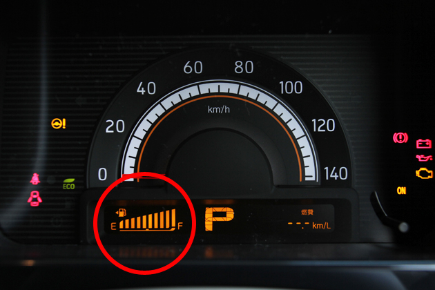 ピカッと給油ランプ点灯！ ナメちゃダメ「車のガス欠」 ランプ点灯後に何キロ走れるのかくるまのニュース