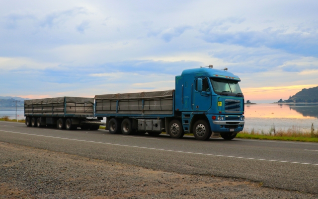 トラック・トレーラー 重機・重量物の輸送・運搬なら広島県のミカワへお任せを重量物輸送の株式会社ミカワ特殊車両で全国対応