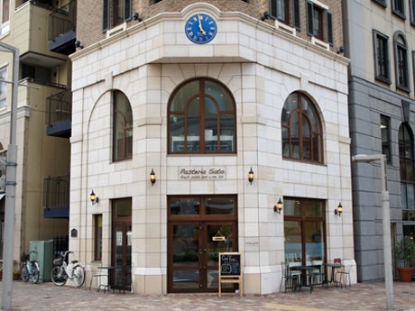 キッチンカー✨✨ . 汐留イタリア街でのお弁当販売、最終日も無事終わりました〜 . 来月も出店予定です😊 まだ食べてない方！今回食べて、また食べたい〜と思った方！ お楽しみにー❣️ .むらまつ酒商類汐留酒屋汐留イタリア街キッチンカーお弁当販売