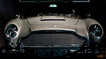 イギリスの有名二重スパイ、亡命先のロシアで死去 - BBCニュース