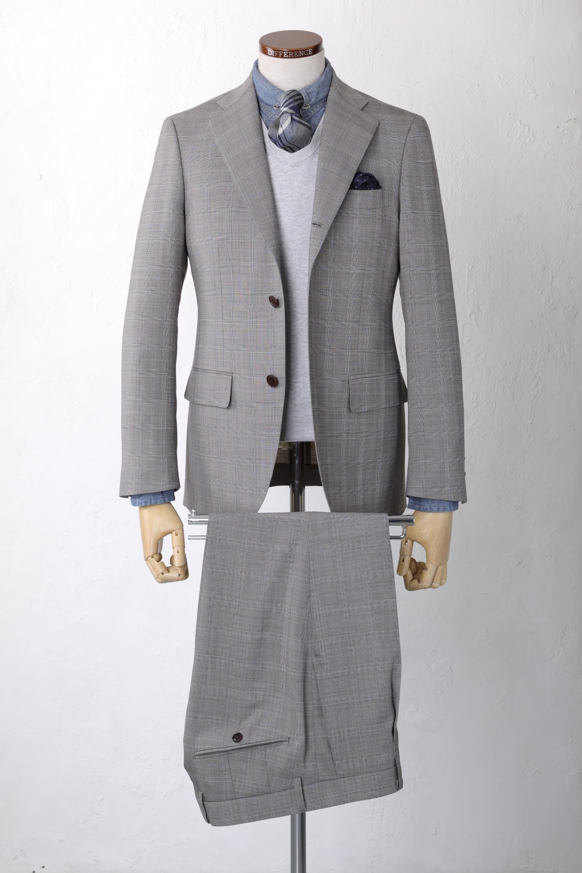 グレースーツは失礼？ビジネスでの着こなし方と失敗しない色選びガイド - CUSTOM FASHION MAGAZINE カスタムファッションマガジン