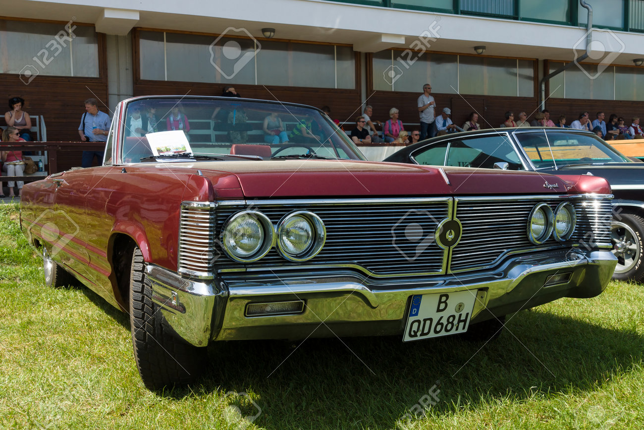 1957年クライスラー・インペリアル・クラウン動画で自動車ショ