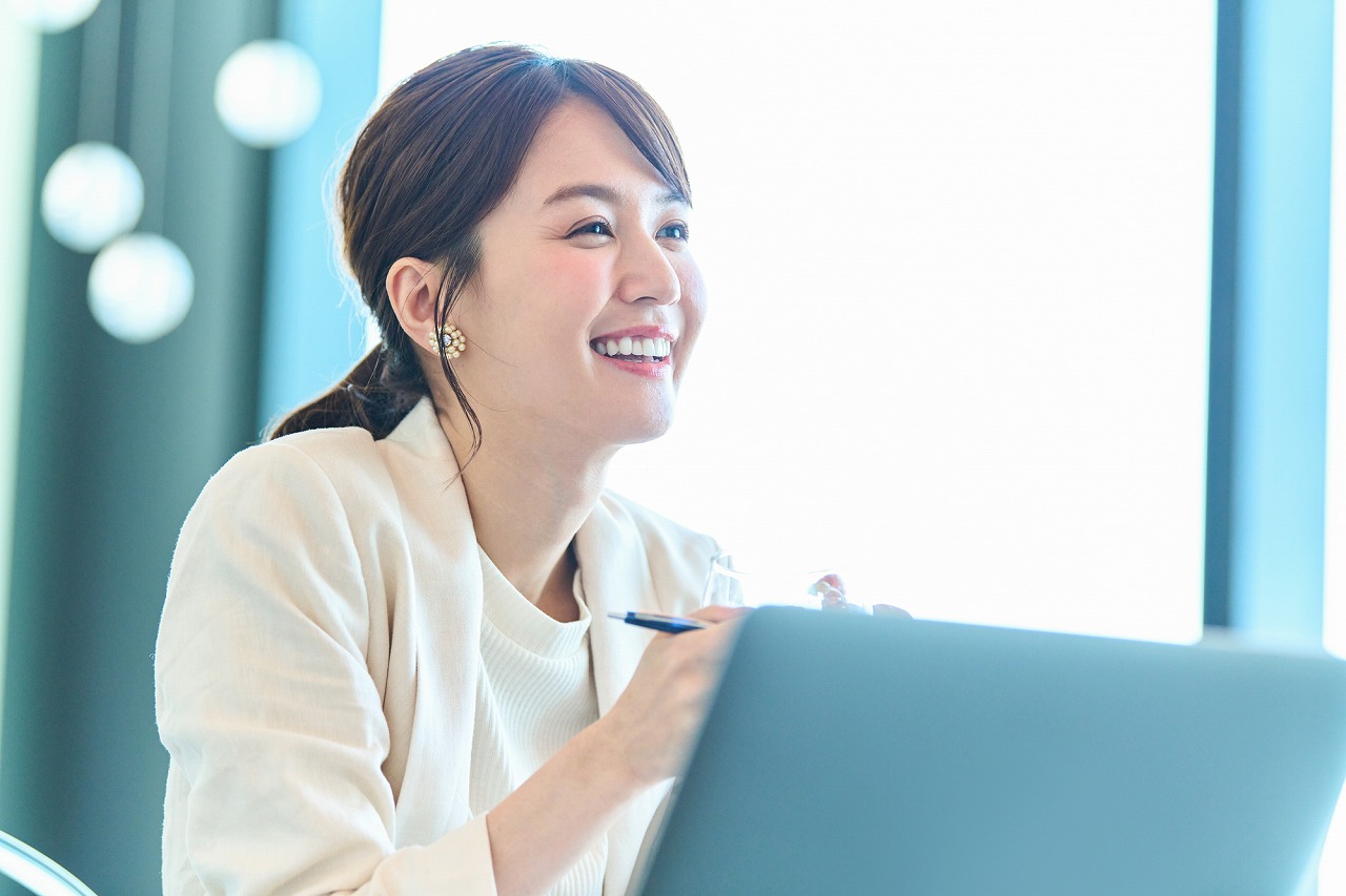 職場女性から好意がわからない！脈ありサイン？奥手女子の脈ありの態度はわかりにくいメンズファッション通販 MENZ-STYLE メンズスタイル