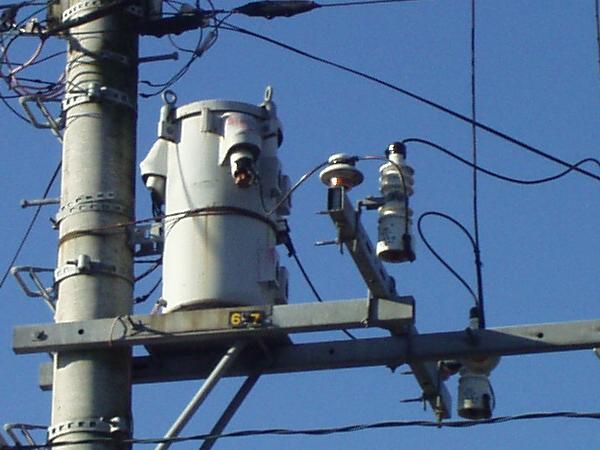 電柱と電線と柱上変圧器 26120081982 の写真・イラスト素材アマナイメージズ