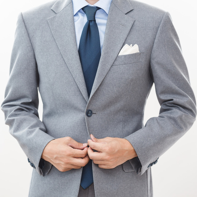 入学式グレー ストライプ ビジネススーツ セットアップ 結婚式にグレースーツで参列するの