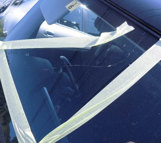 飛び石でヒビ割れしたJLラングラーのフロントガラスを保険を使って修理させて頂きました❗️ JLラングラーのガラスは立っているので、よく飛び石でヒビが入ることが多いです‼️4x4craze4x4クレイズjlラングラーjlラングラーアンリミテッドラングラーガラス