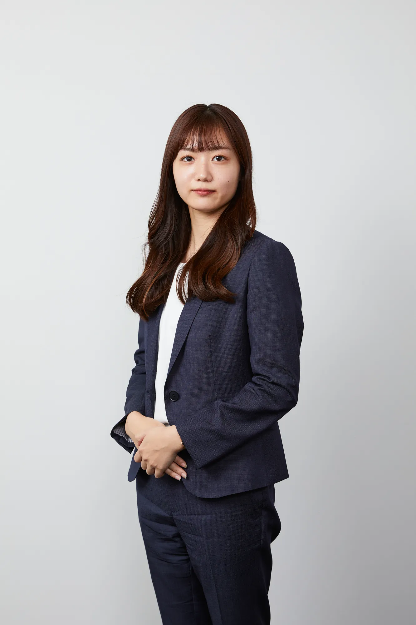 カメラ目線で立つ4人のビジネス女性 33000006793 の写真・イラスト素材アマナイメージズ