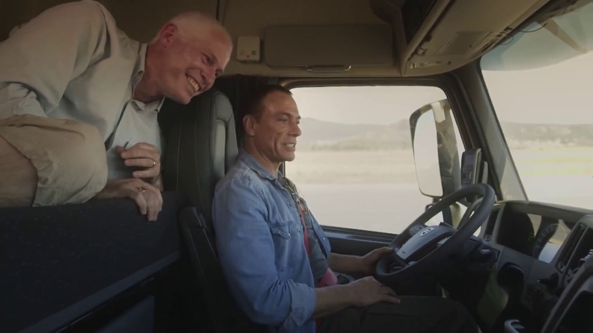 ジャン＝クロード・ヴァン・ダムが仁王立ちでやったスゴいことは? ボルボ・トラックの最新CM 動画clicccar.com