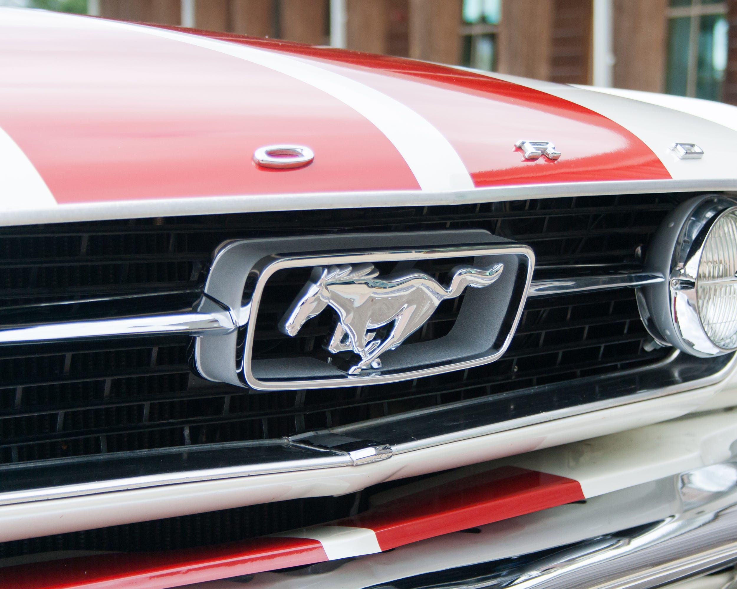 ピンバッジ・フェラーリ黒い馬のロゴ赤い車レース仕様◇フランス限定ピンズ◇レア