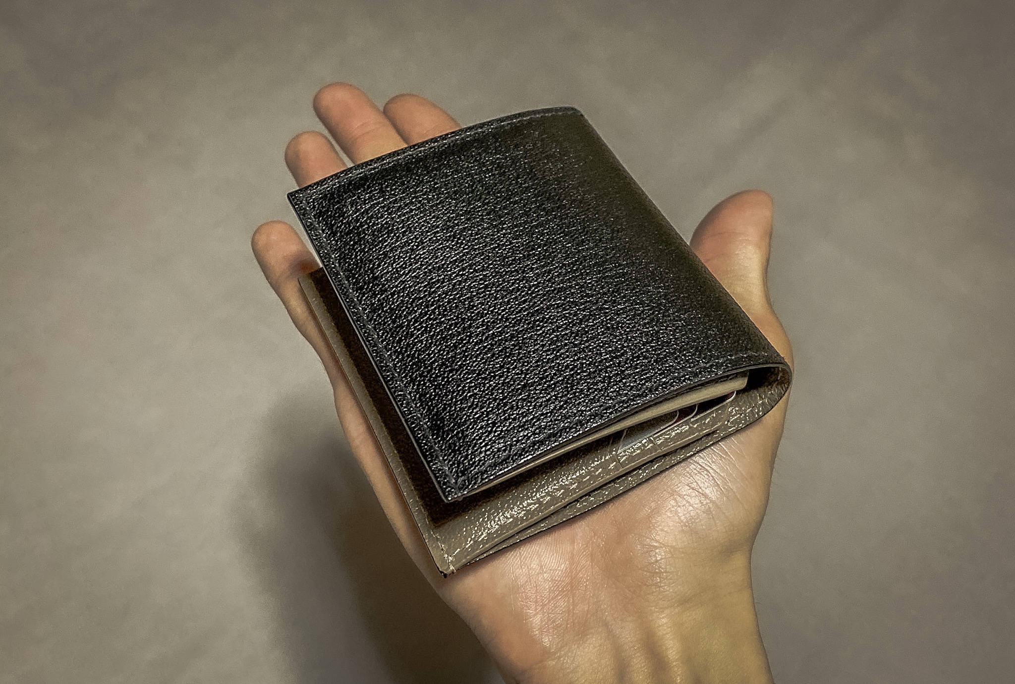 L'arcobalenoいま選ぶべきはスマートに持てるミニ財布 TYPE.401二つ折りウォレットgossip