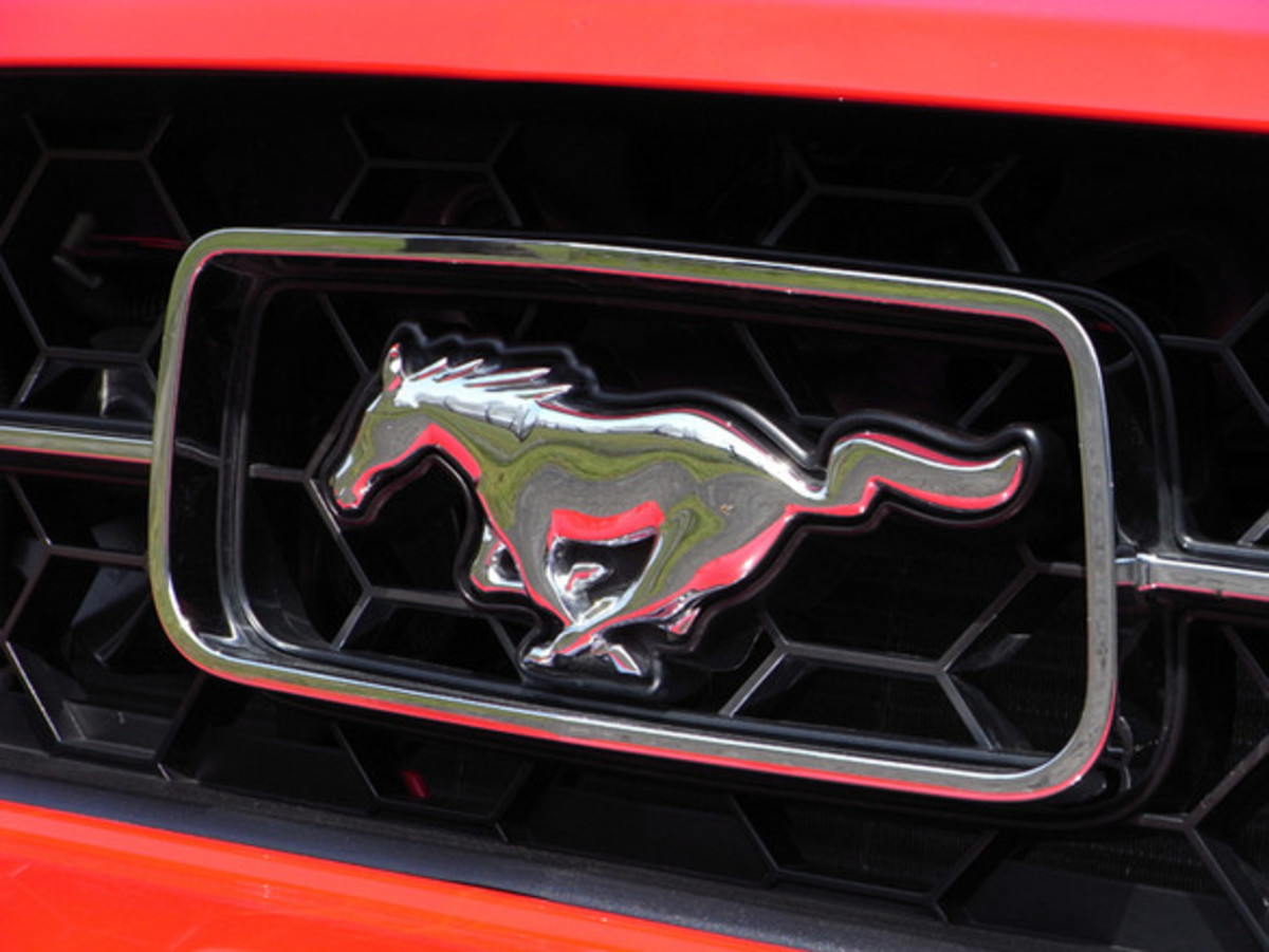 Ferrari跳ね馬リアエンブレム フェラーリ 銀 シルバー クローム 跳ね馬 エンブレム Ferrari Cavallino RampanteBadge キャバリーノ ランパンテフェラーリの「跳ね馬」エンブレム「ポルシェ」と \u201c同じ馬\u201d説 実は