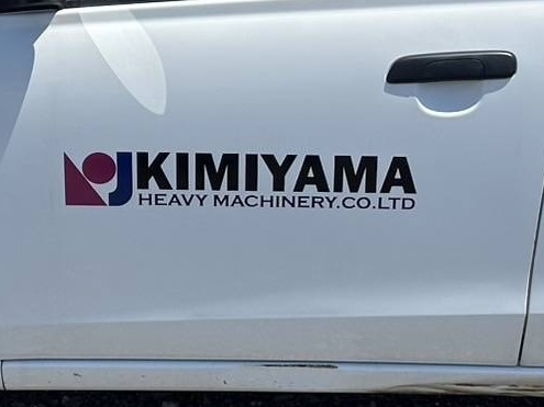 社用車に社名を。カーステッカーの制作・施工