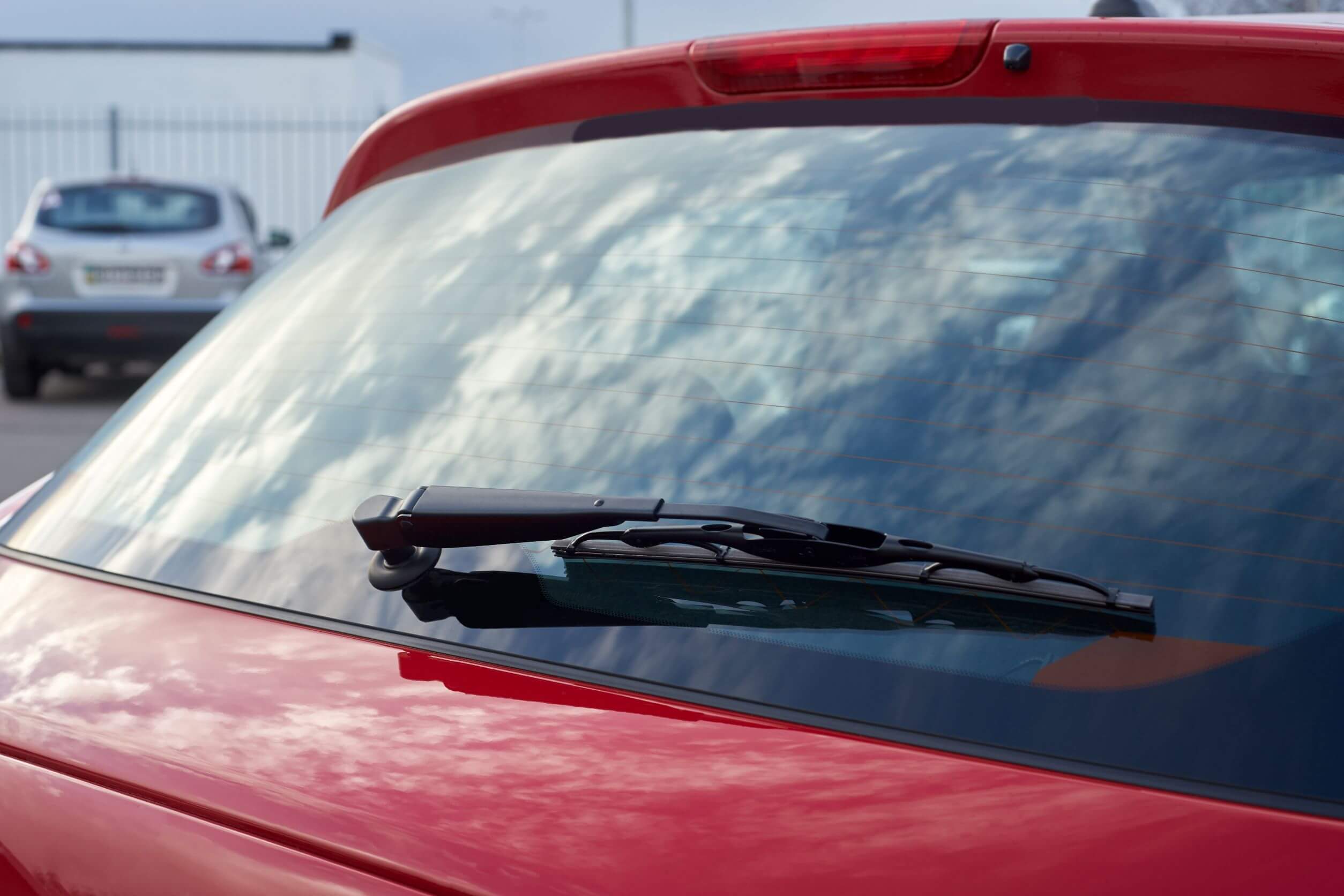 曇り、雨の日には、車の後ろの窓とフロントガラスのワイパーは集中豪雨の滴で覆われています。悲しみ。メランコリー。悪天候。の写真素材・画像素材 Image148726689