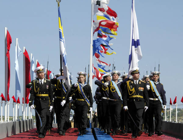 艦隊創立２２５周年を記念し、駐留するウクライナ・ ：ロシア黒海艦隊 写真特集：時事ドットコム