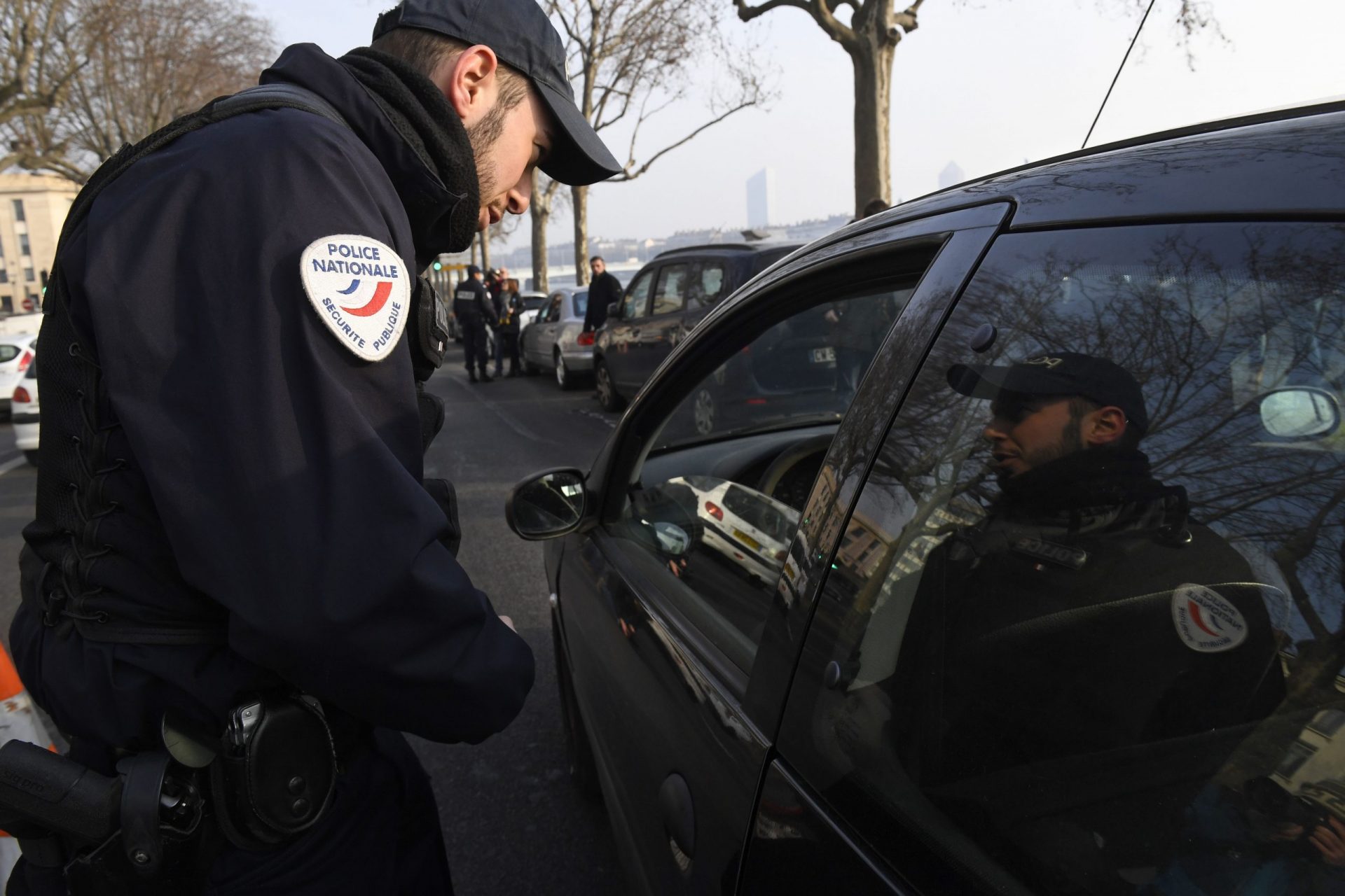 警察アメリカ職質車触る理由TikTok