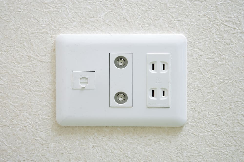 コンセントの断線が見られた場合の正しい解決法電気工事ならDENKI110