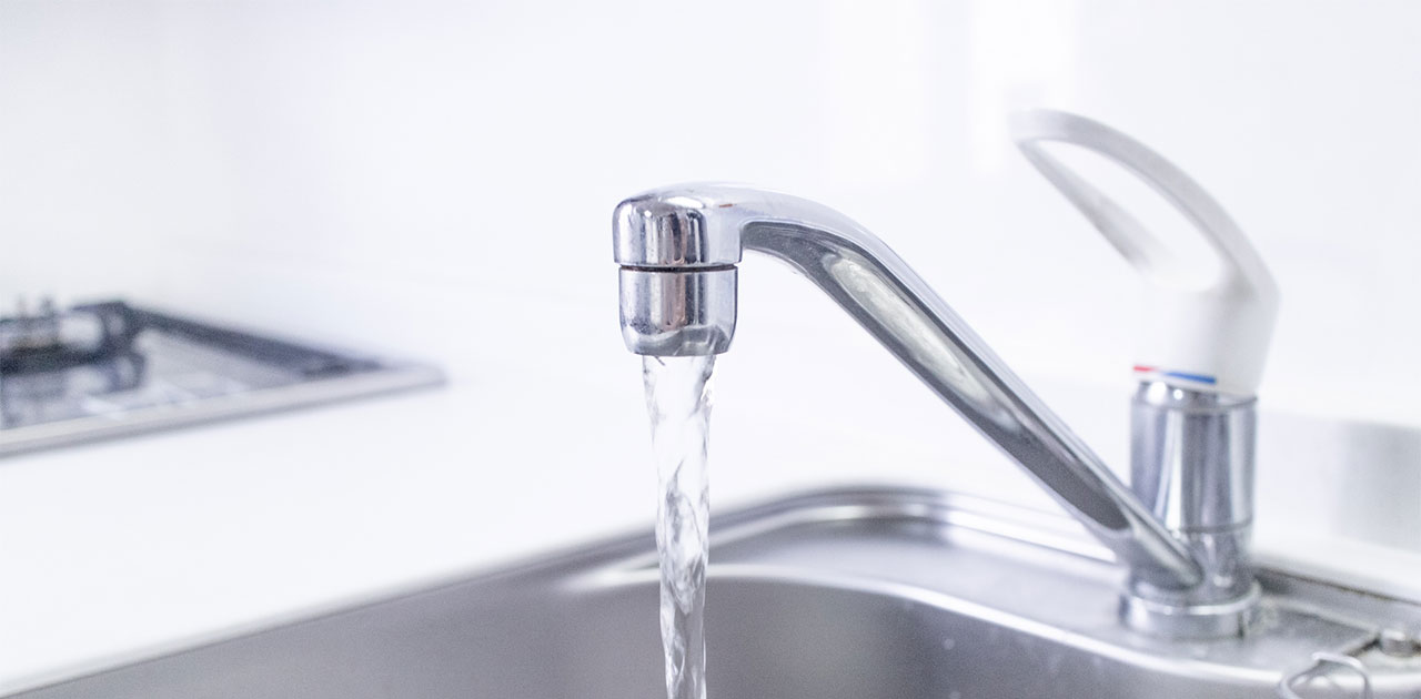 神奈川県鎌倉市で水道管破裂か道路が一時冠水、市内の広範囲で断水