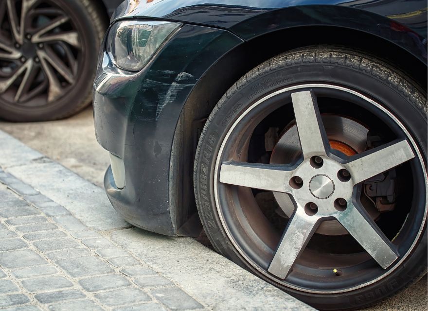 要注意 ガードレールに事故でぶつけたら弁償しないといけない？点数や報告義務についてMOBYモビー