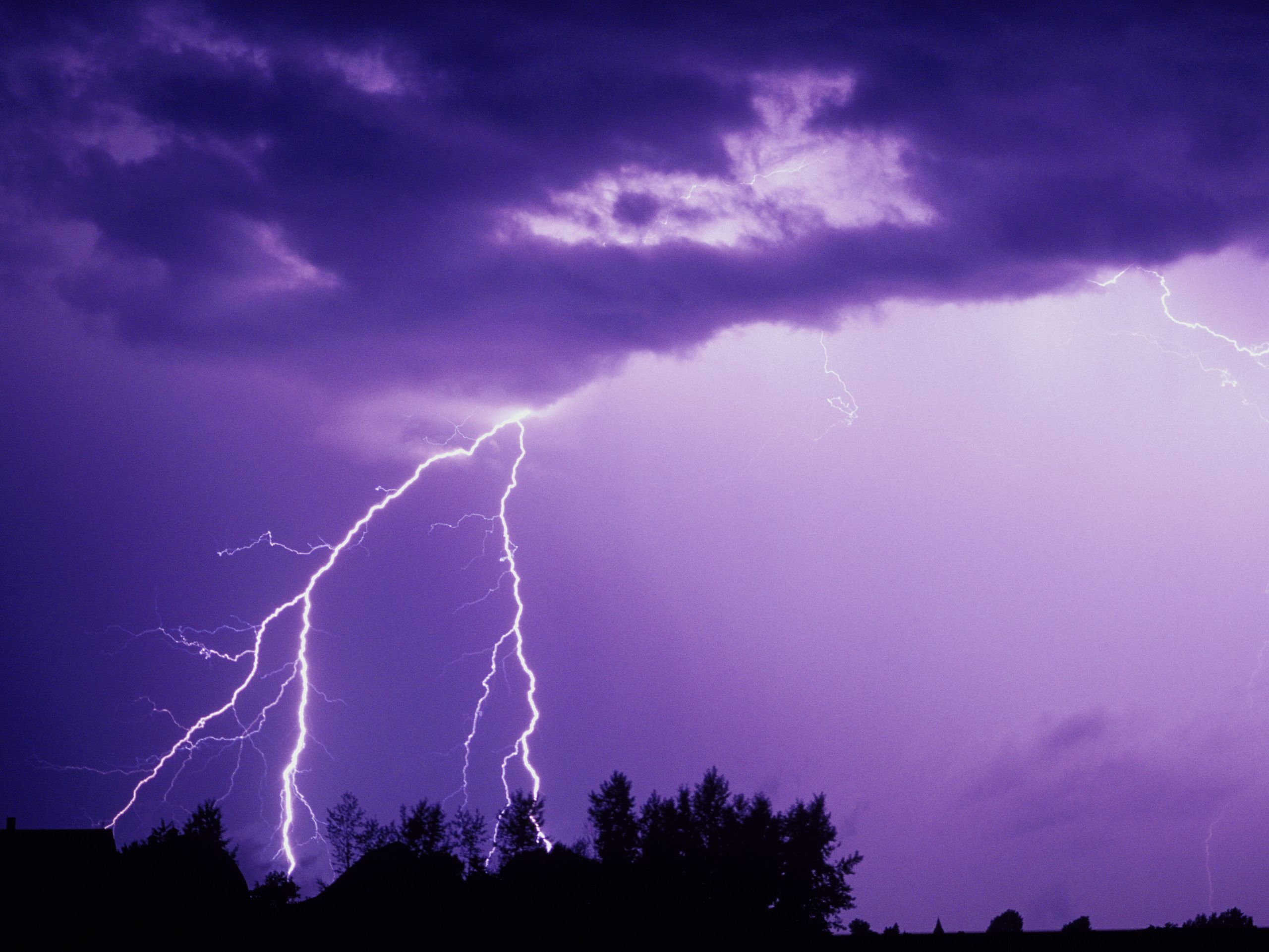雷雨の中、オレンジ色の発光球が駐車場を駆け抜ける。珍しい「球電」現象か？カラパイア