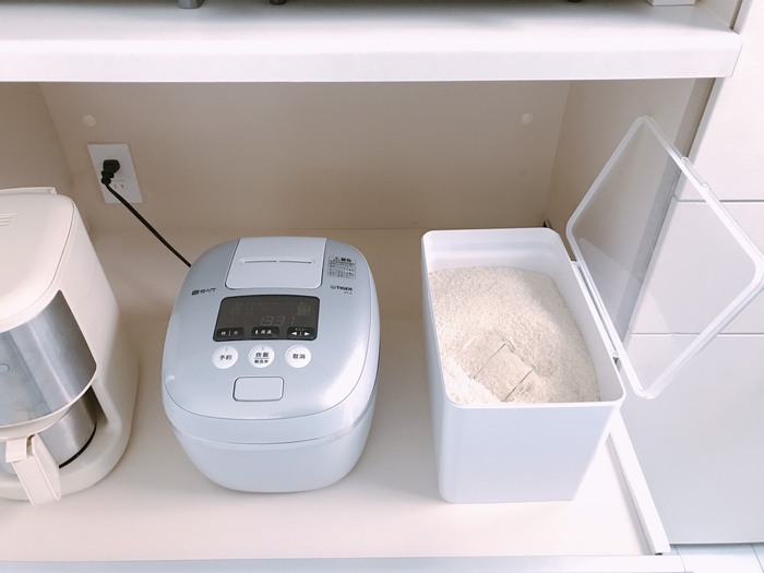 キッチンラック 隙間収納 分別ゴミ 家電収納 新生活 一人暮らし 炊飯器 収納 ラック 2段 完成品 木製 おしゃれ コンセント 付き ナチュラルホワイト