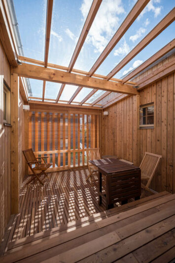 酒井健太郎SAKe.による、東京・墨田区の住戸改修「House in Ryougoku」。“一般的な都市型住戸”をリノベした設計者自邸。“広がり”を知覚できる場を求め、光や風等の外の様子を感受できる“気配の通り道”のある空間を志向。リビング等を雁行配置して両端の開口を斜めに