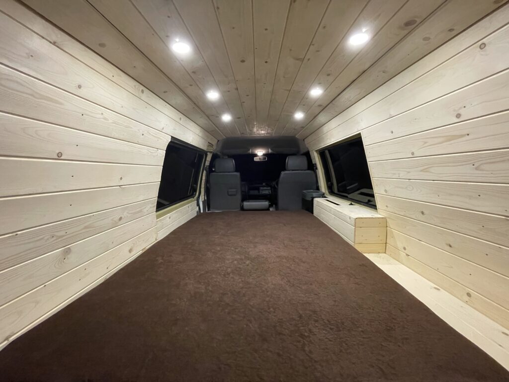 ハイエース車中泊仕様制作 内装編 天井