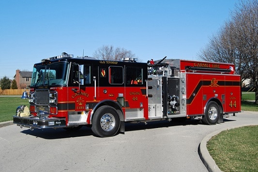 トラック車両消防車と黄色のオレンジ色の赤と郡消防署のクローズアップのための記号 - アメリカ合衆国のストックフォトや画像を多数ご用意 -アメリカ合衆国, アメリカ文化, エンジン - iStock