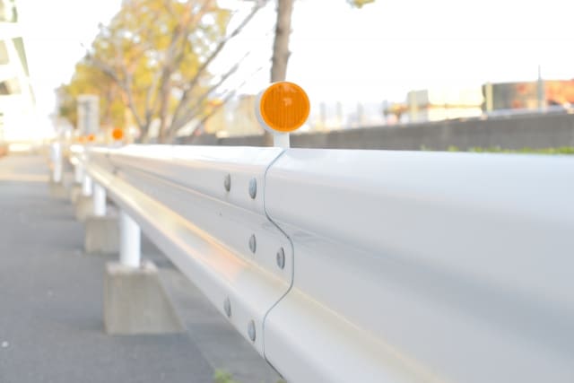 車をガードレールに擦ったときの修理代は？どこに修理依頼するべき？Moonshot