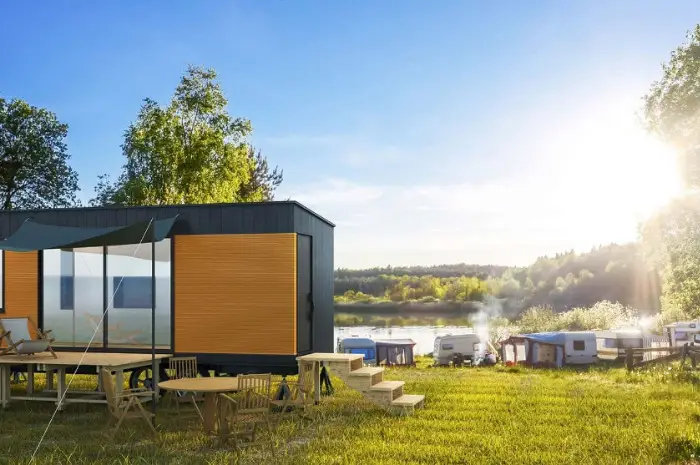 misawahomes⠀ ＼トレーラーハウス「MISAWA UNIT MOBILITY『MOVE CORE』」登場✨「防災の日」である本日、 ミサワホームは、工業化技術を活かし社会課題解決に貢献するトレーラーハウスを発売します。 「いつも」は宿泊施設やカフェなど多様なニーズに応える施設として