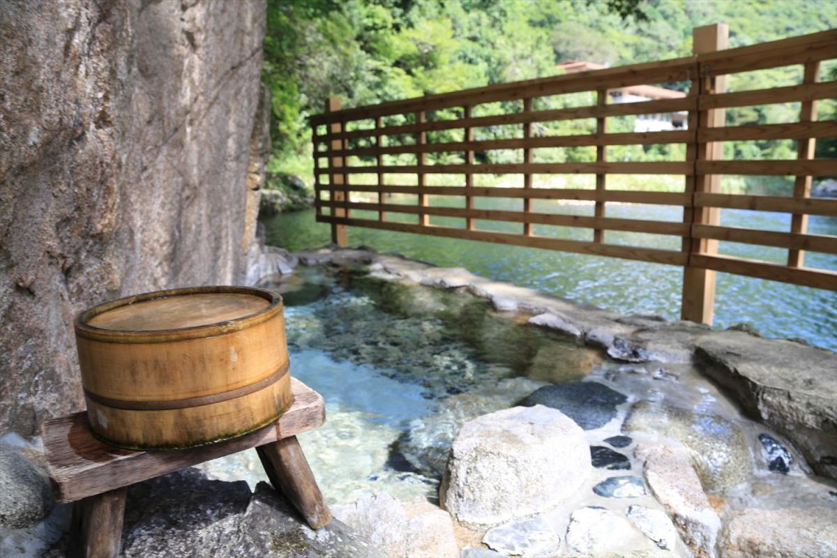 岡山県真庭市「湯原温泉 砂湯」 露天風呂“西の横綱”は柔らか〜い―