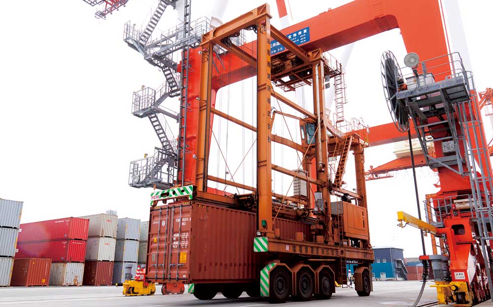 上海港、２４時間体制の稼働を維持