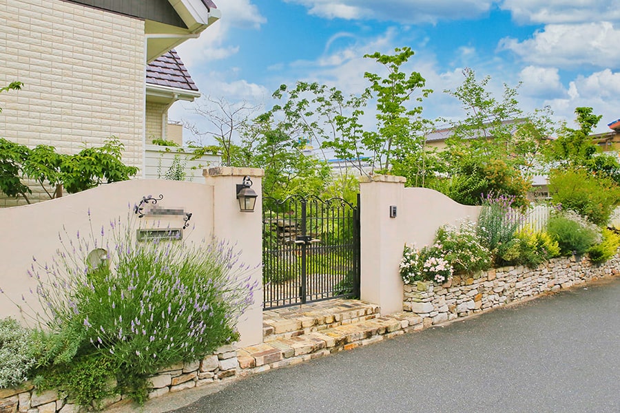 玄関アプローチをおしゃれかつ安く設置する方法費用相場や素材の一覧などを解説 スタッフブログ 群馬県前橋市お庭・外構エクステリアのガーデンラボ