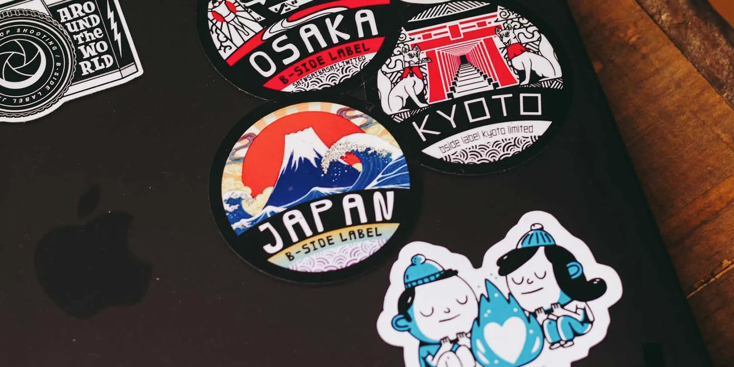 パソコンのシールを剥がしてやった。 - 二浪大学生が綴る日常と英国留学- Amadeus Diary