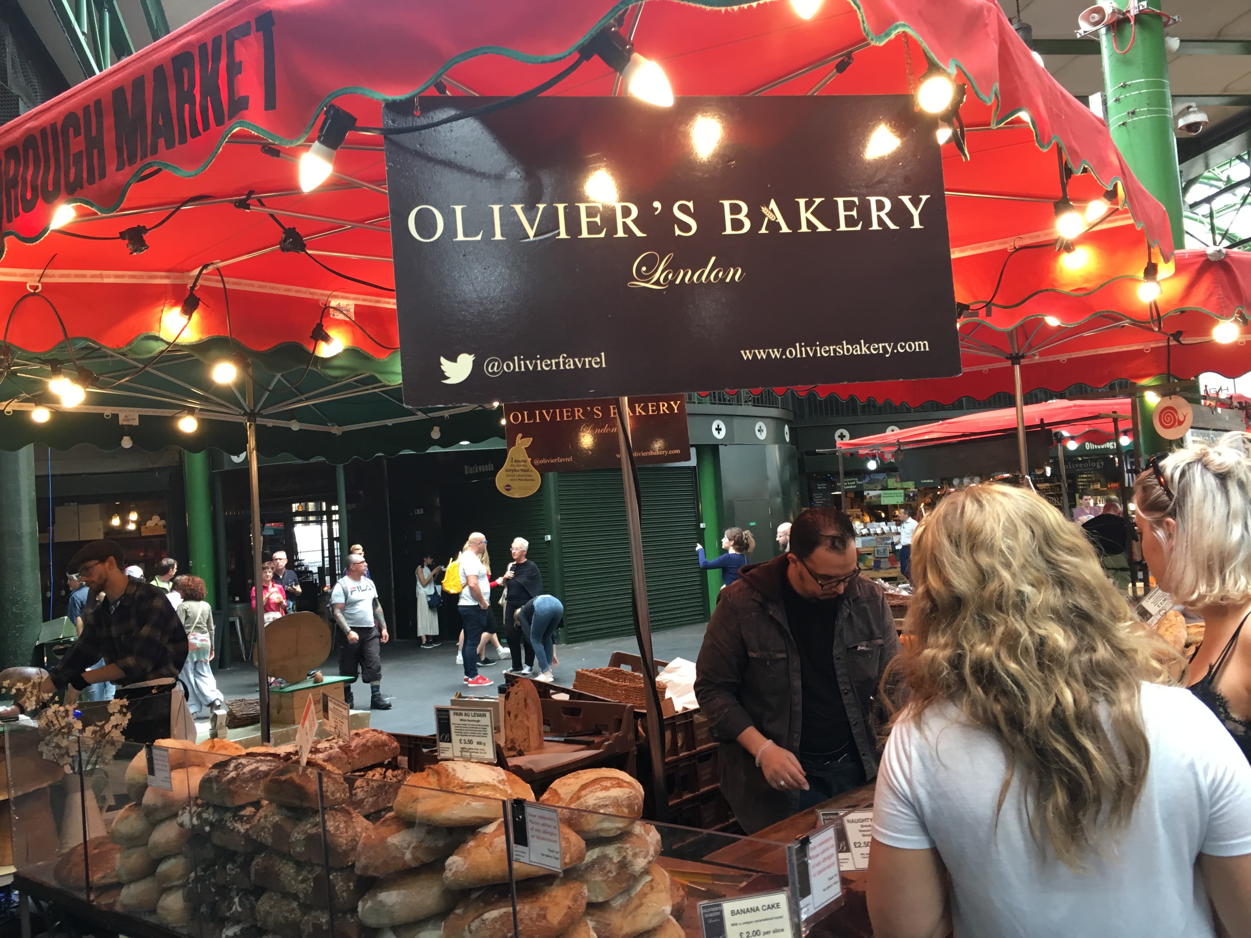 いつ訪れても大賑わいのバラマーケット Borough Market 🥳ほとんどのお店でカードが使えますが、人気のパエリア 1皿£10 は現金のみなので、忘れずにご準備を！ちなみにイギリスでは、£100以下であればカードのコンタクトレス決済が可能です。 暗証番号の入力不要、タッチ