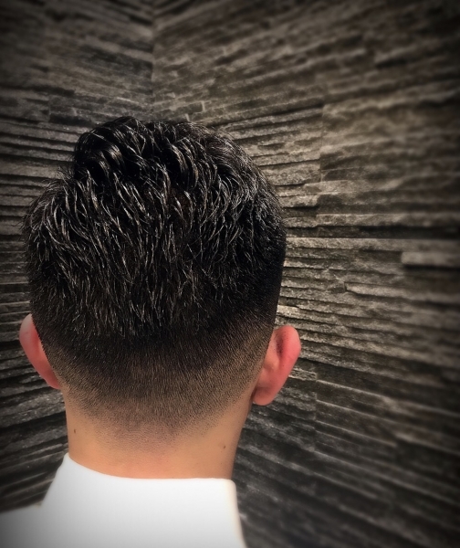 フェードスキン×ツーブロック丸型×ショートの30代-40代に